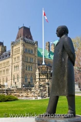 Photo: Statue Of William Lyon Mackenzie King