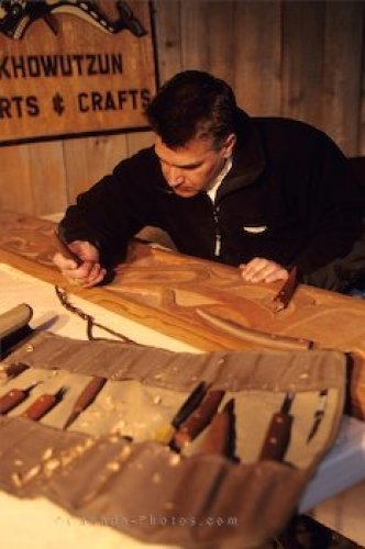 Photo: Artist Wood Carving Duncan