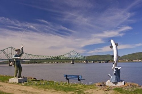 Photo: Fisherman Salmon Statue New Brunswick River