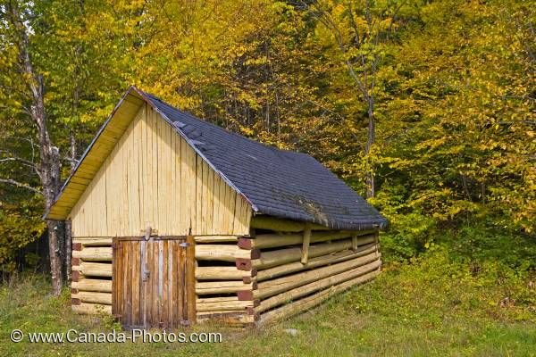 Photo: Old Log Hut Parc national de la Jacques-Cartier Quebec