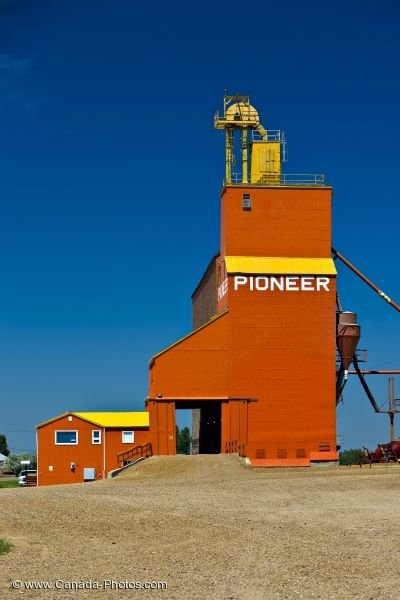 Photo: Red Grain Elevator Coronach Saskatchewan